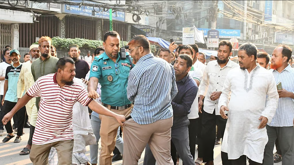 ইসলামী ব্যাংকের সামনে সাবেক কর্মীদের সঙ্গে গ্রাহক ফোরামের সংঘর্ষ ইসলামী ব্যাংকের সামনে সাবেক কর্মীদের সঙ্গে গ্রাহক ফোরামের সংঘর্ষ