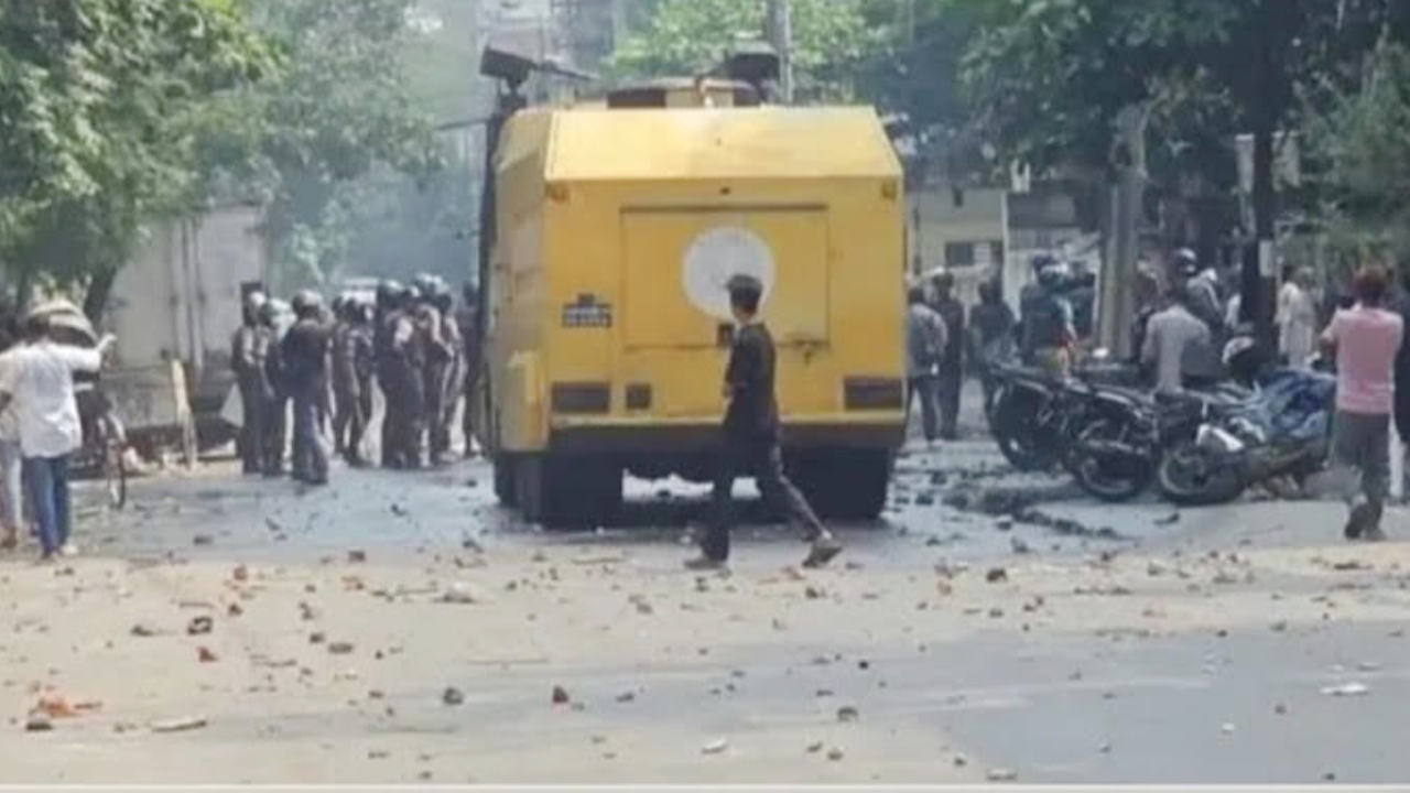 বকেয়া বেতন ও ৩০ হাজার টাকা মজুরির দাবিতে উত্তাল উত্তরা বকেয়া বেতন ও ৩০ হাজার টাকা মজুরির দাবিতে উত্তাল উত্তরা